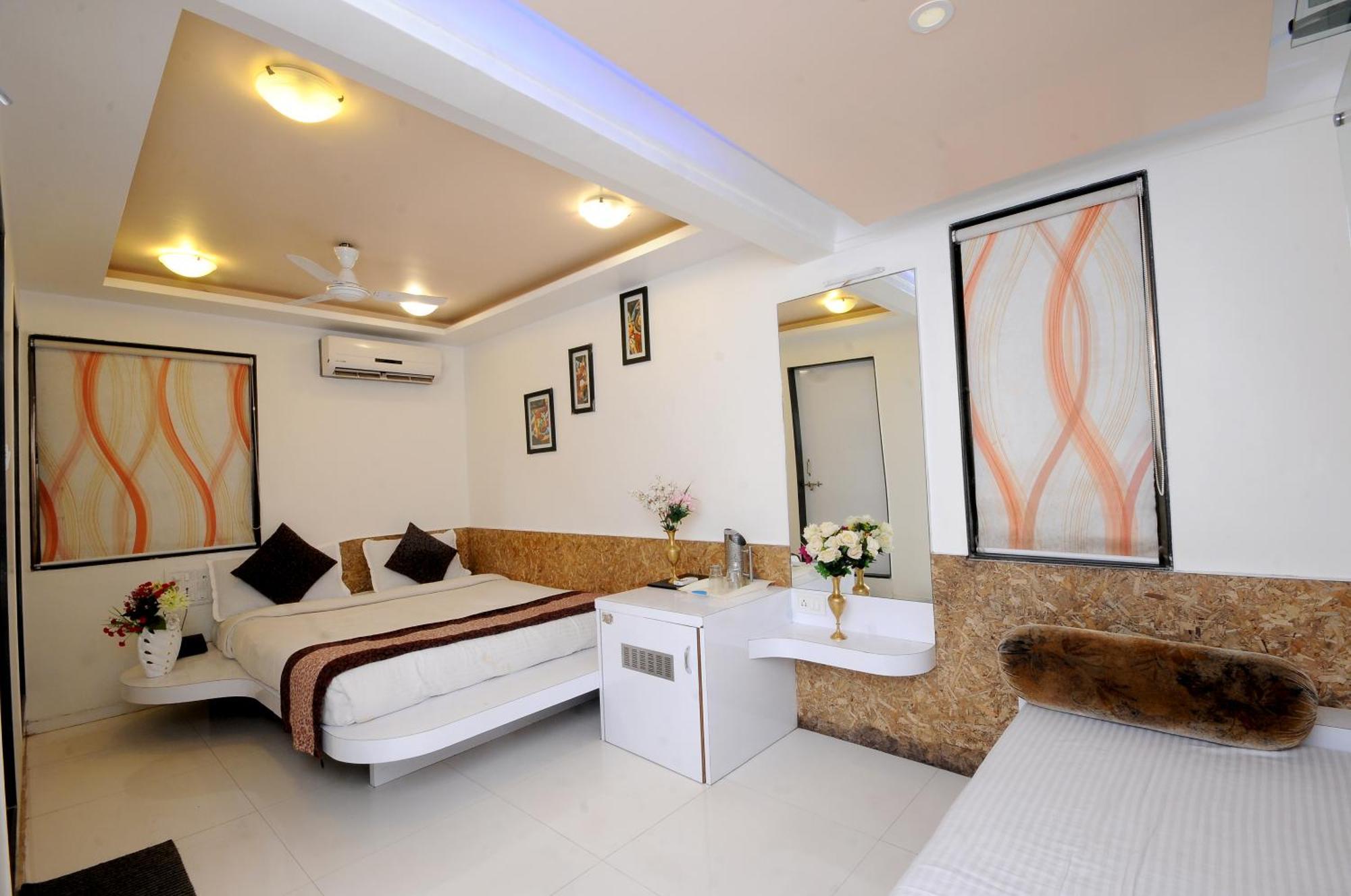 Hotel Vyankatesh & Pure Veg Restaurant Mahābaleshwar Екстериор снимка