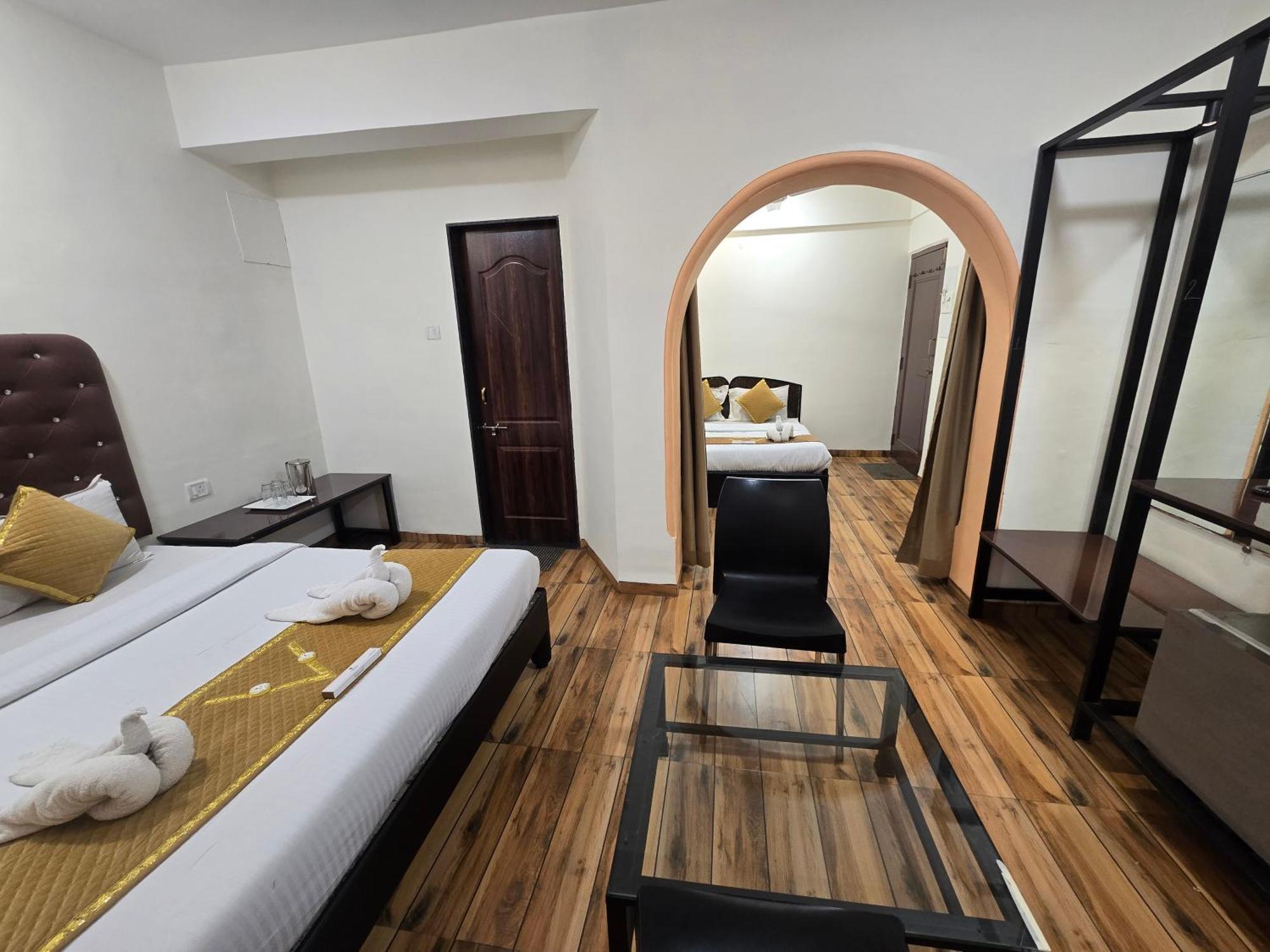 Hotel Vyankatesh & Pure Veg Restaurant Mahābaleshwar Екстериор снимка