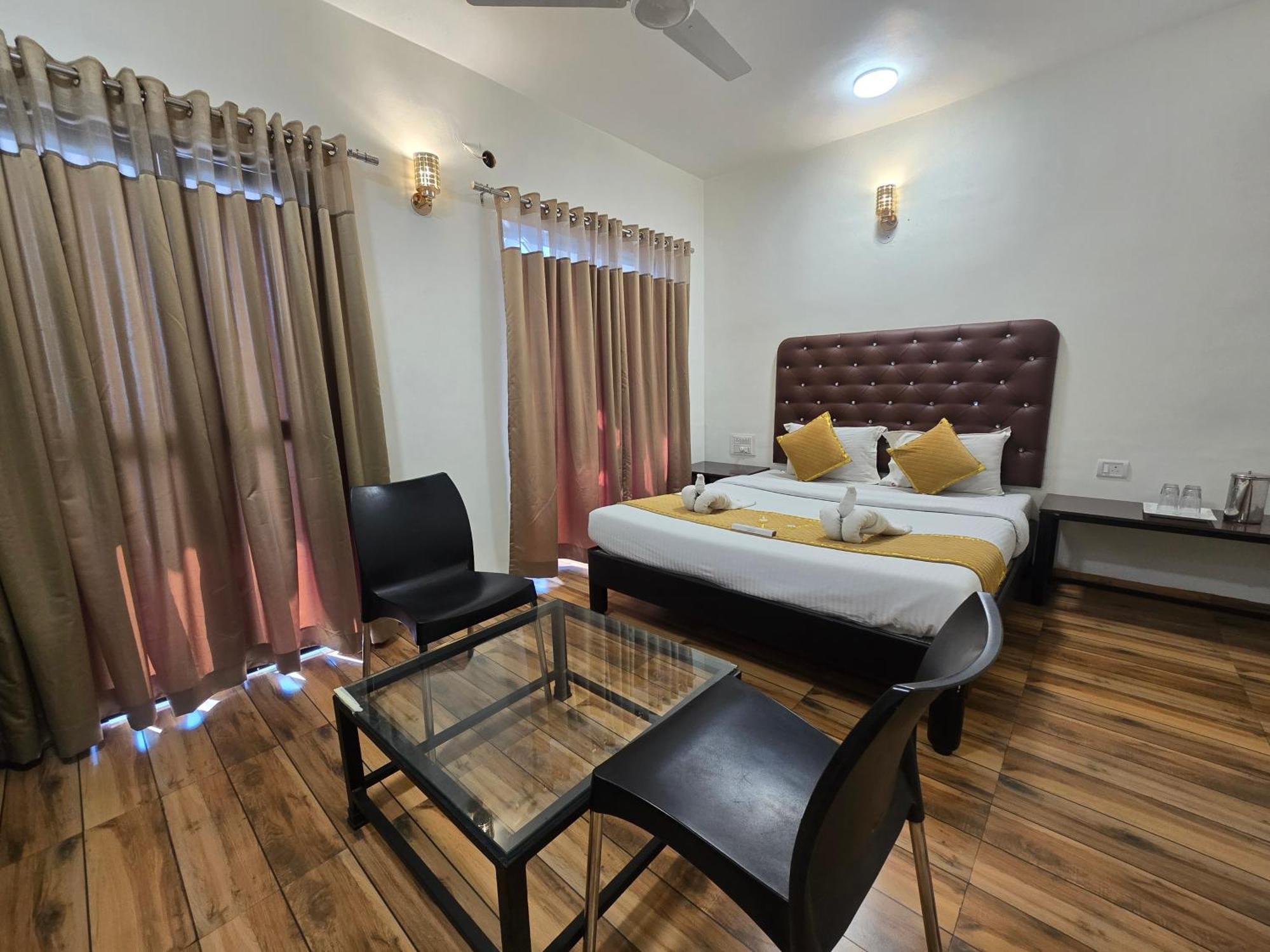 Hotel Vyankatesh & Pure Veg Restaurant Mahābaleshwar Екстериор снимка