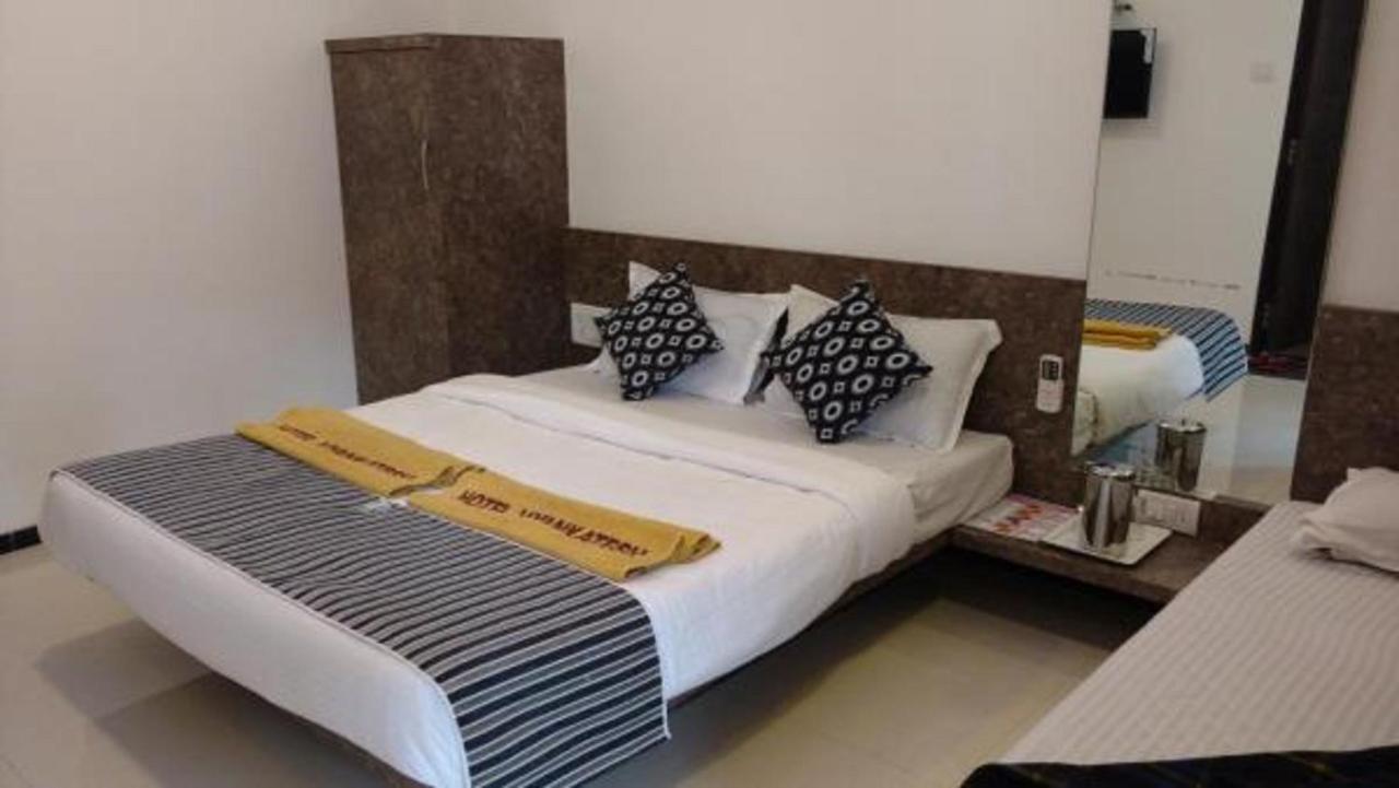 Hotel Vyankatesh & Pure Veg Restaurant Mahābaleshwar Екстериор снимка